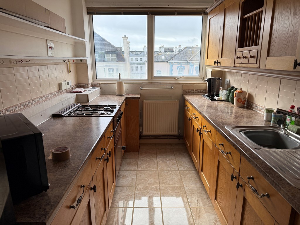 Lot: 22 - BALCONY FLAT WITH SEA VIEWS IN NEED OF UPDATING - Kitchen with fitted units and window